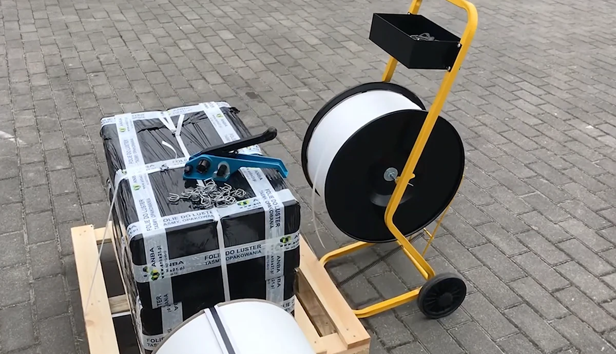 Akcesoria do bandowania i spinania palet – co wybrać do efektywnego pakowania?