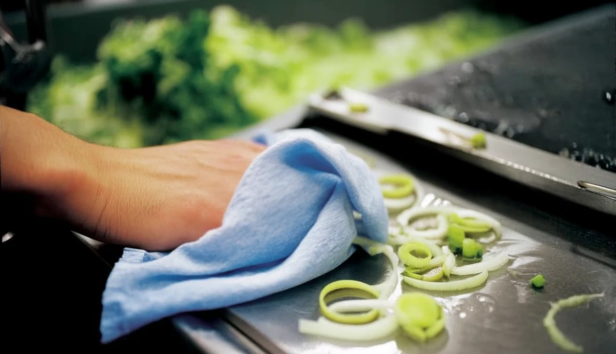 Czyściwo przemysłowe włókninowe Tork 530237 – wielozadaniowe